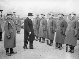 El Primer Ministro Winston Churchill inspecciona al 1.er Escuadrón Americano de la Home Guard, Londres, el 9 de enero de 1941 | Fuente: PICRYL